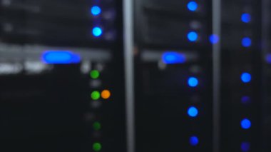 Web ağ, Internet telekomünikasyon teknolojisi, büyük veri depolama, bulut bilgi işlem bilgisayar Servisi iş kavramı: sunucu odası iç mavi ışık veri merkezlerinde