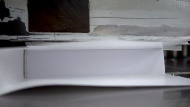 Kağıt kesme işlemi, yakın çekim, kesici kesme Kağıt Giyotin. Ağır çekim 250fps (videoyu içeren gürültü ve titreşim)