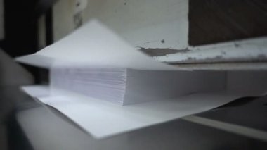 Kağıt kesme işlemi, yakın çekim, kesici kesme Kağıt Giyotin. Ağır çekim 250fps (videoyu içeren gürültü ve titreşim)