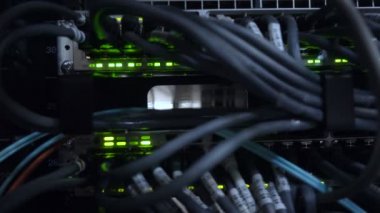 Ethernet ağ bağlantı hub'ı. Yanıp sönen ışıklar karanlık sunucu odada, yönlendiriciye kablolu Ethernet kabloları görünümünü yakın çekim