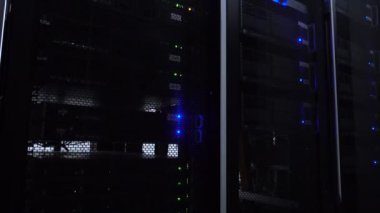 Alt görünümü Web Ağı, internet telekomünikasyon teknolojisi, büyük veri depolama, bulut bilgi işlem bilgisayar Servisi iş kavramı: sunucu odası iç veri merkezlerinde