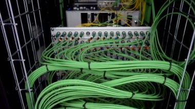 omputers, veri merkezi. pek çok kablo kamera hareketli alt görünümü. Sunucu, kabloları. Raf.