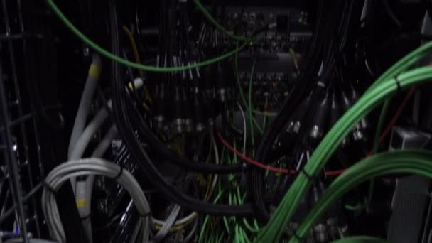 Сервер Кабели Компьютеры Дата Центр Много Кабелей Акустических Кабелей Движущаяся — стоковое видео