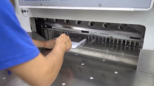 Fábrica Impressão Grande Cortador Industrial Para Corte Tesouras Papel Guilhotina — Vídeo de Stock