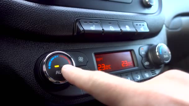 Человек Нажимает Кнопку Климат Контроля Регулирует Температуру Автомобиле — стоковое видео