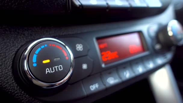 Человек Нажимает Кнопку Климат Контроля Регулирует Температуру Автомобиле — стоковое видео