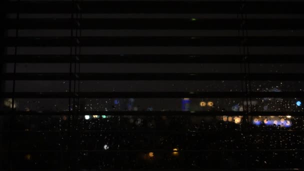 Краплі Дощу Склі Фоні Нічного Міста — стокове відео