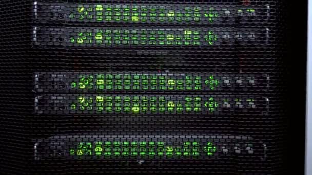 互联网通信技术 大数据存储 云计算计算机服务业务理念 以蓝光为中心的服务器机房内部 — 图库视频影像