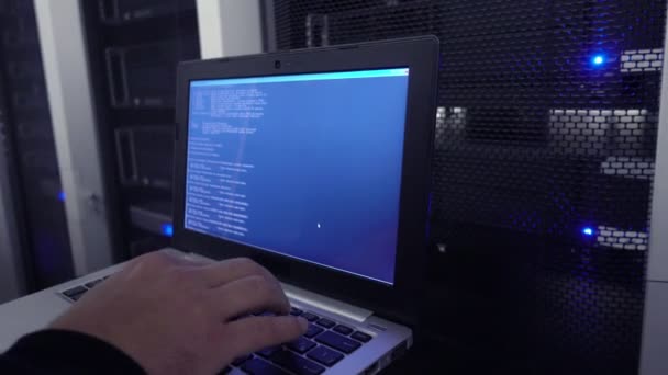 Veri Merkezi Mühendis Laptop Tutar Sistemin Kararlılığını Test Eder Görüntünün — Stok video