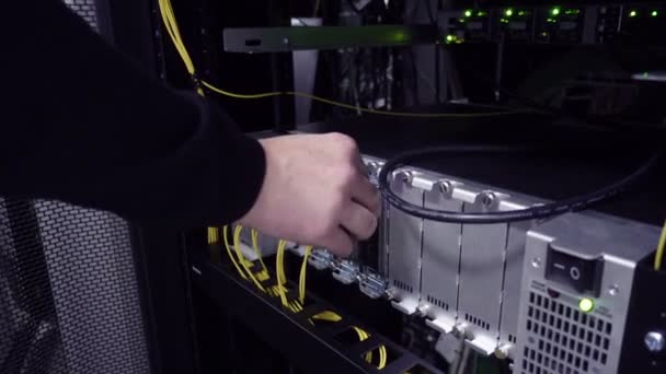 Inženýr Pracující Datovém Centru Řádky Serverových Rozvaděčích Super Počítače Hecking — Stock video