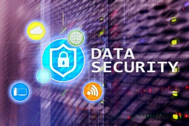 Veri güvenliği, siber suç önleme, dijital bilgi koruma. Kilit kutsal kişilerin resmi ve sunucu Oda arka plan.