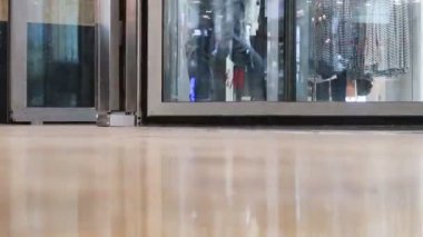 Moscow, Rusya Federasyonu - 12 Haziran 2018: Otomatik giriş bölümü deposundaki insanlar gelir