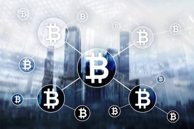 Bulanık gökdelenler arka plan üzerinde Bitcoin cryptocurrency ve blockchain teknoloji kavramı.