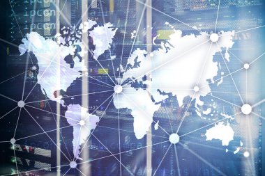Sunucu odası arka plan üzerinde iletişim ağı ile Dünya Haritası.