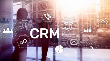 CRM, müşteri ilişkileri yönetimi sistemi kavramı bulanık arka plan üzerinde.