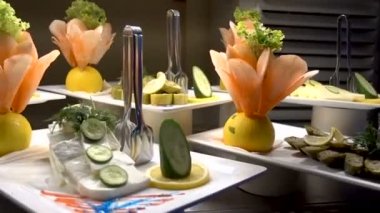 Tüm inclisive yemekler açık büfe lüks resort. Birçok yemek. Restoranda yemek. et renkli meyve ve sebzeler ile lüks restoranda açık büfe yemek kapalı.