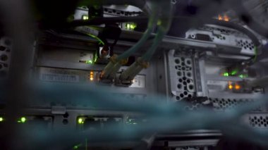LED yanıp sönen optik dönüştürücüler. Bilgisayar bir rafa büyük veri merkezi koparan. 