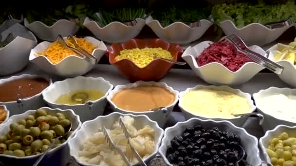 Buffet Ensaladas Platos Carne Pescado Están Sobre Mesa — Vídeos de Stock