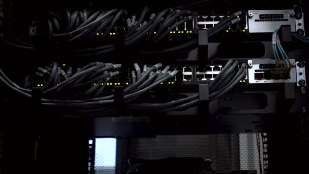 イーサネット ネットワーク接続ハブ 暗いサーバー ルーム クローズ アップで点滅するライト — ストック動画