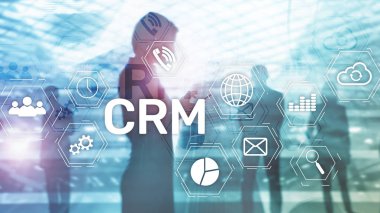 CRM, müşteri ilişkileri yönetimi sistemi kavramı bulanık arka plan üzerinde.
