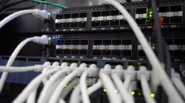 Kabloları ile modern ağ anahtarı. Sunucu odası. Web Internet ve ağ telekomünikasyon teknolojisi. RG-45 yanıp sönen yeşil lamba Led