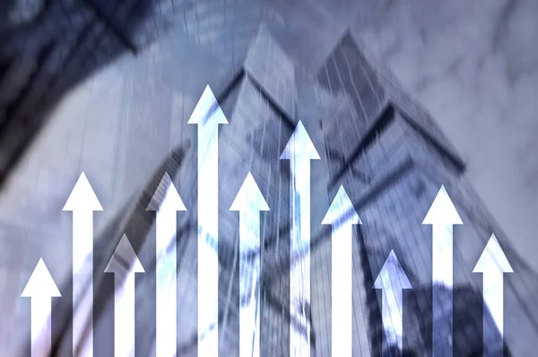 在摩天大楼的背景上画箭头图 投资和金融增长概念 — 图库照片