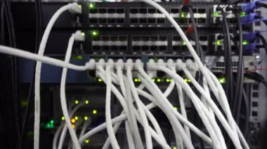  UTP kablolar için bir ağ anahtarı bağlanır. Anahtar üzerindeki ağ etkinliğini.