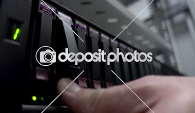 HDD veri depolama sistemi. Sunucu odası closeup eller mühendisi. Bir veri merkezinde çalışan mühendis. 