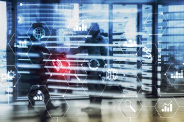 Çift Pozlama karışık ortam. Diyagramları ve hologram ekranda simgeler. İş adamları ve arka plan üzerinde modern şehir.