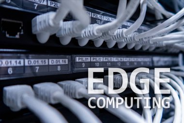 Bilgisayar, internet ve modern teknoloji kavramı modern sunucu Oda arka plan üzerinde kenar.