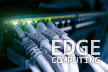 Bilgisayar, internet ve modern teknoloji kavramı modern sunucu Oda arka plan üzerinde kenar.
