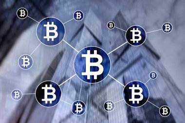 Bulanık gökdelenler arka plan üzerinde Bitcoin cryptocurrency ve blockchain teknoloji kavramı.