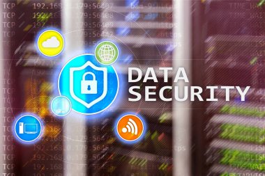 Veri güvenliği, siber suç önleme, dijital bilgi koruma. Kilit kutsal kişilerin resmi ve sunucu Oda arka plan.