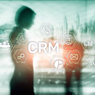 CRM, müşteri ilişkileri yönetimi sistemi kavramı bulanık arka plan üzerinde.