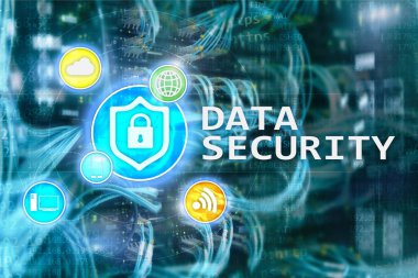 Veri güvenliği, siber suç önleme, dijital bilgi koruma. Kilit kutsal kişilerin resmi ve sunucu Oda arka plan.