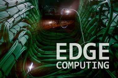 Bilgisayar, internet ve modern teknoloji kavramı modern sunucu Oda arka plan üzerinde kenar.