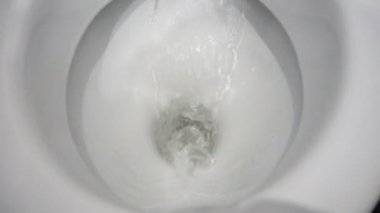 Yukarıdan aşağı görünüme sifon. Bir su aşağı banyo klozet içine yıkama yakından görmek. Yavaş çekim bir klozet boşaltılan su. 250fps 