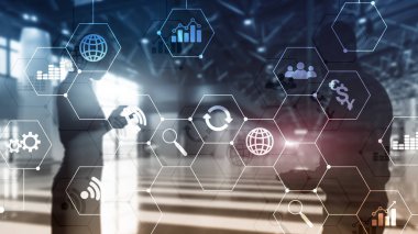 Çift Pozlama karışık ortam. Diyagramları ve hologram ekranda simgeler. İş adamları ve arka plan üzerinde modern şehir