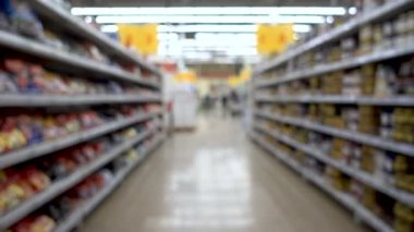Bulanık insanlar süpermarkette alışveriş sepeti ile yürüyüş