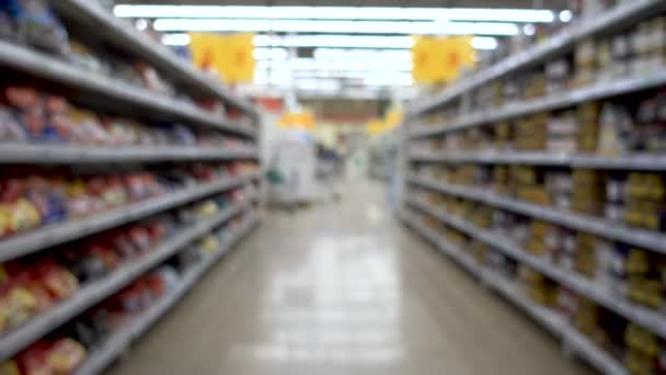 ぼけの人がスーパー マーケットのショッピングカートで歩いて — ストック動画
