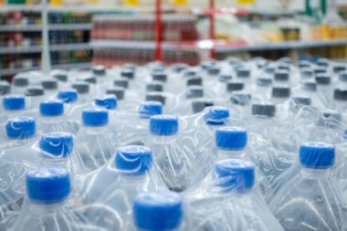 Paketleri plastik şişelerde. Su şişeleri - plastik şişe fabrika depo mağaza gıda arka plan. 