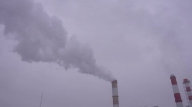 Hava kirliliği sanayi tesisleri. Sanayi Boruları gökyüzünde duman atma zehirli duman toz ile atmosferi kirleten 