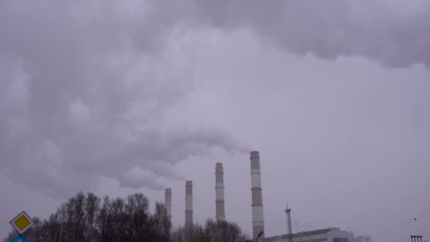 Door Industriële Installaties Veroorzaakte Luchtverontreiniging Industrie Pijpen Gooien Van Rook — Stockvideo