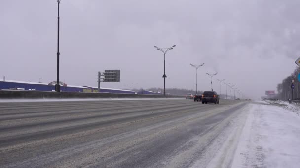 Росія Москва Січня 2018 Автомобілі Проїжджають Сніг Накривав Дорогу Снігу — стокове відео