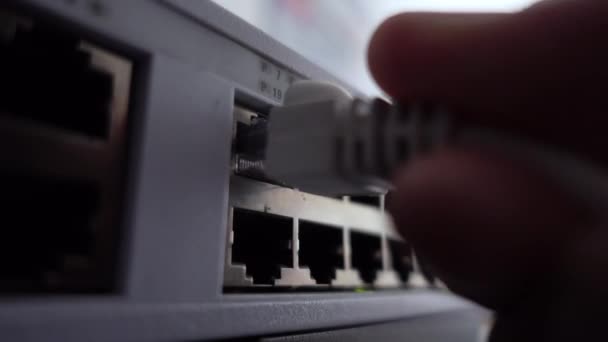 ネットワーク スイッチの活動 ネットワーク機器の操作を示す — ストック動画