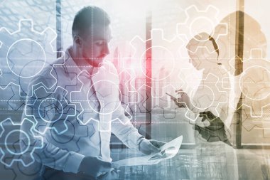 Çift Pozlama vites mekanizması üzerinde arka plan bulanık. İş ve endüstriyel proses otomasyonu kavramı