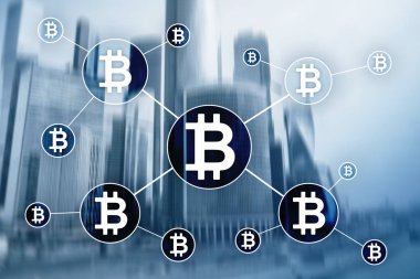 Bulanık gökdelenler arka plan üzerinde Bitcoin cryptocurrency ve blockchain teknoloji kavramı