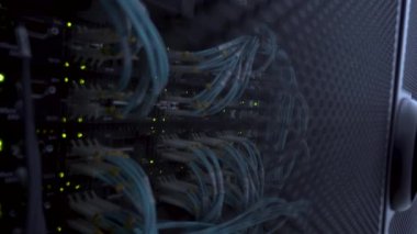 Bilgisayar bir rafa büyük veri merkezi sunucularının. Fiber optik kablo bağlayıcı etkinlik göstergesi yanıp sönen. 