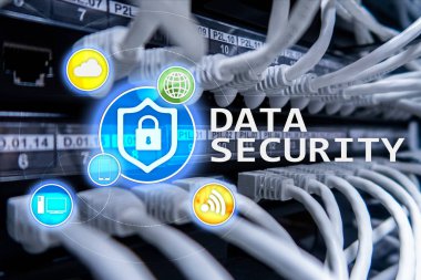 Veri güvenliği, siber suç önleme, dijital bilgi koruma. Kilit kutsal kişilerin resmi ve sunucu Oda arka plan.