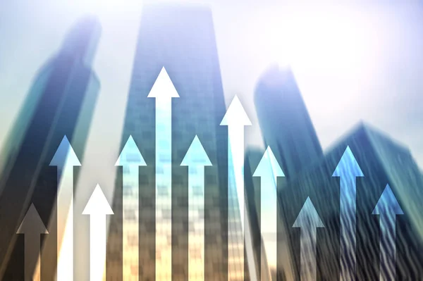 在摩天大楼的背景上画箭头图 投资和金融增长概念 — 图库照片